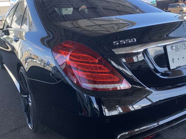 【左側テールランプ】黄ばみもなくきれいな状態です。内外装問わず、徹底洗車、ルームクリーニングを施し納車いたします。