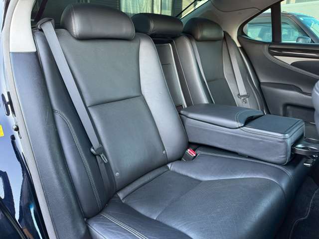 【後部座席】傷・汚れなど目立ったダメージも少なく良好な状態になります！