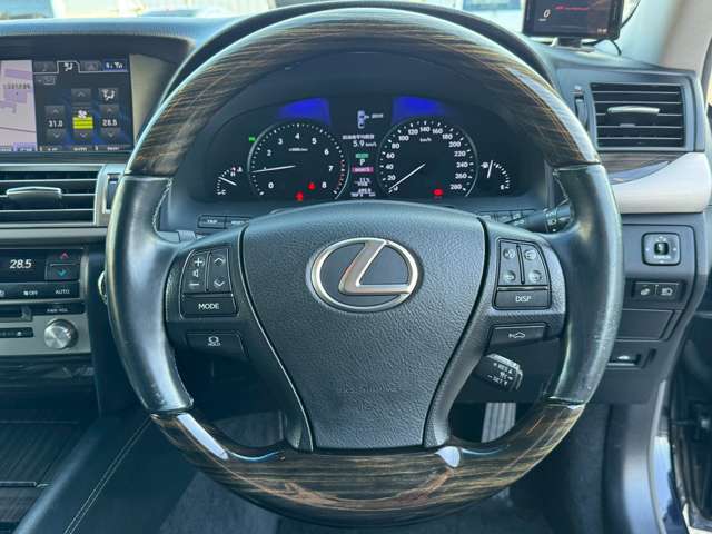 【ステアリングスイッチ】走行中にも目線をそらさずオーディオ操作が可能です！