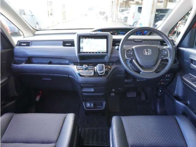 視界広々で非常に運転しやすくロングドライブでも疲れを感じさせないすっきりとまとまったインパネ周りです。