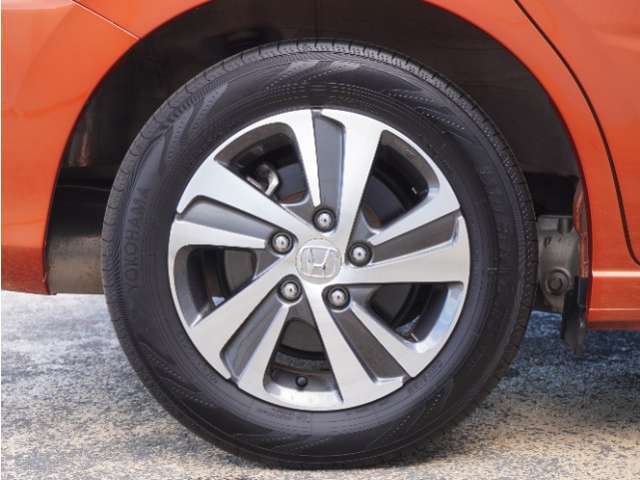 アルミホイール装着車です！これで足元まわりもおしゃれにきまります！