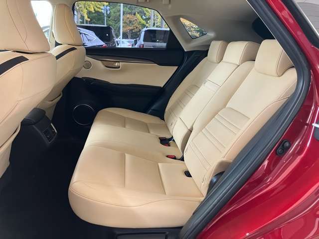 【後席シート】　　使用感も少なく、足元も余裕があり窮屈間の少ない後席シートです♪長時間座っていても疲れにくいです♪