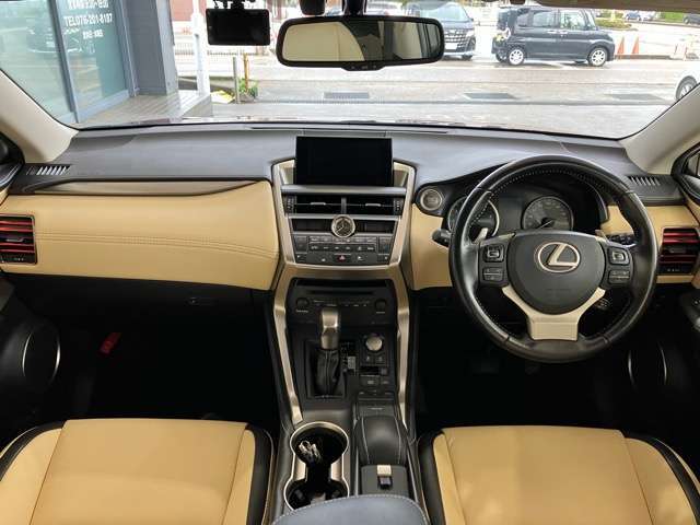 【インパネ周り】　　シンプルで飽きの来ない使い勝手のいいインパネ周りです♪視界も良好で使用感も少なく状態も良好です♪