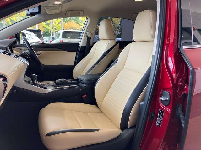 【レザーシート】　高級感のあるレザーシートです♪シートヒーターも付いています♪