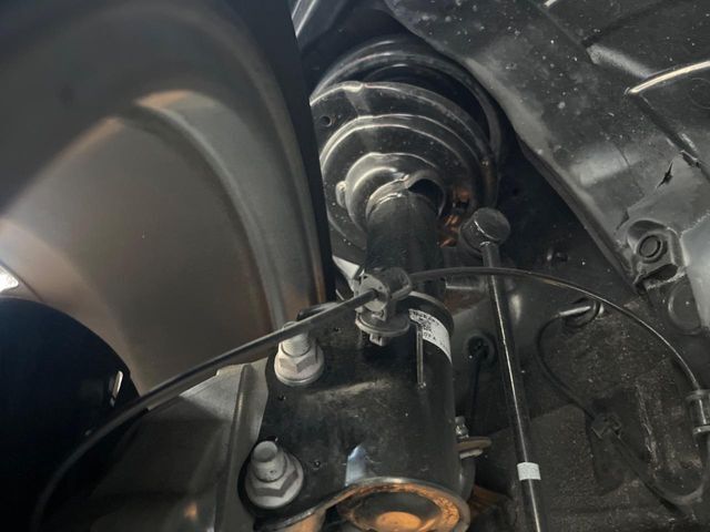 お車を安心してお乗りいただく為には、足回りの定期点検が欠かせません。サービスサポート（有償保証）では無料点検もご提供しており、安心のカーライフをお過ごしいただけるサポート体制が整っています。