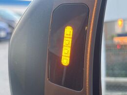 【リヤビークルディティクション】走行中、ドアミラーの死角になりやすい箇所に後続車が接近するとサイドミラー付近に警告を表示、ドライバーに注意喚起と、万一の際はハンドル操作をアシストをします。