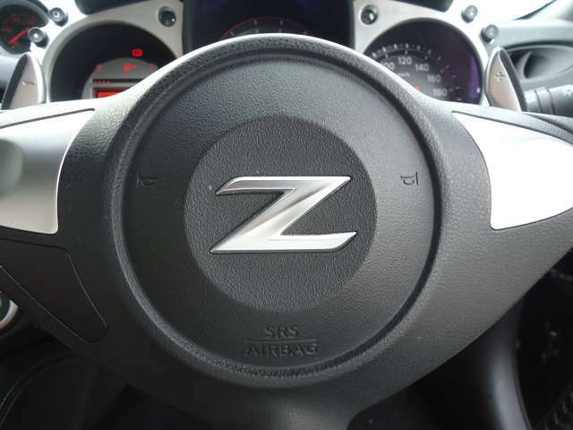 ステアリング中央に車種名にもあるZのマーク。