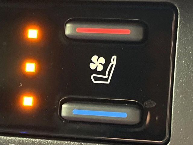 【シートベンチレーション】夏場は涼しい風でお尻や背中の熱やムレを防ぎ、冬はエアコンよりも早く温まってポカポカに！季節を問わず快適に過ごせます。