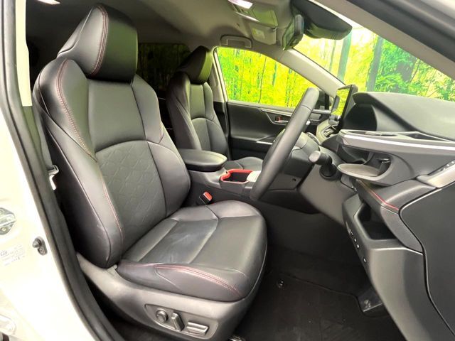 【本革シート】上質な本革を使用し、高級感あふれる本革シート。常に体に触れる部分だから、座り心地の良さにはこだわりたいですね♪汚れの付着や劣化を抑制する内装コーティング施工もおススメですよ♪