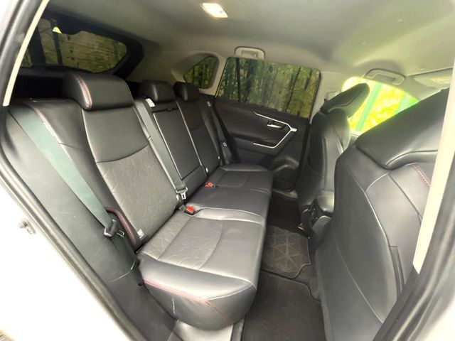 後部座席も気になるようなキズ・汚れやへたり等、大きなダメージはなく、良好な状態です。