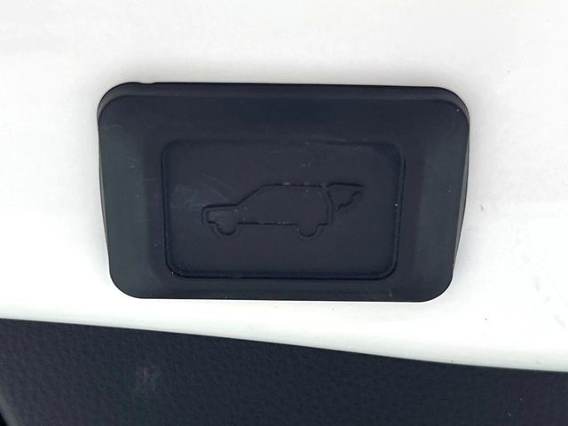 【パワーバックドア】スマートキーや運転席のボタンを押すだけでリアゲートが自動で開閉します！荷物を持っている時や、高い位置にあるバックドアを閉める際に便利な機能です♪