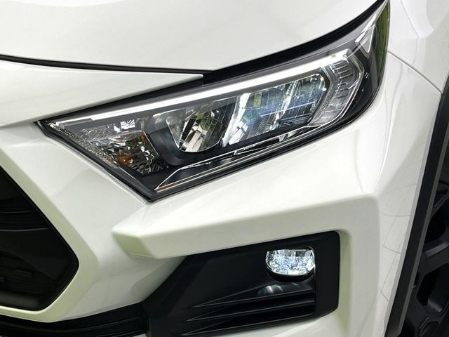 【LEDヘッドライト】悪天候や夜間走行時も良好な視界を確保し安心して運転できる高輝度LEDヘッドライトを装備！点灯速度が早く、消費電力も抑えられています。