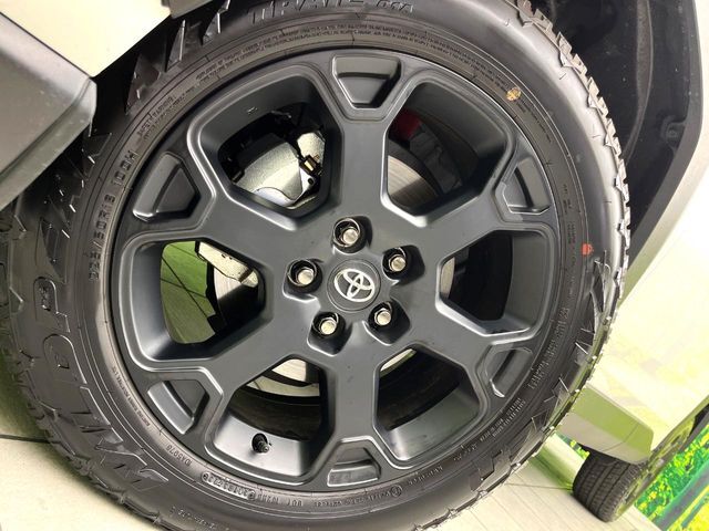 【純正18インチアルミホイール】外観にマッチした純正アルミホイールを装着しております。各種社外アルミホイールや、スタッドレスタイヤも取扱いしております。是非ご相談ください♪