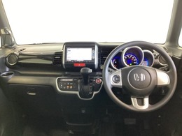 車内は光触媒抗菌消臭施工済です。インパネ周りはスタイリッシュなデザインです。グローブボックスやカップホルダーのほかにトレーなどたくさんの収納スペースが付いています。