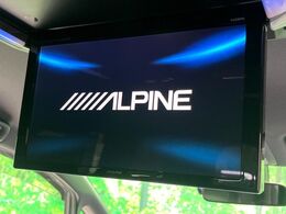 【フリップダウンモニター】大画面モニターで後席でもエンタメをお楽しみいただけます。小さなお子様にも大人気の装備です♪