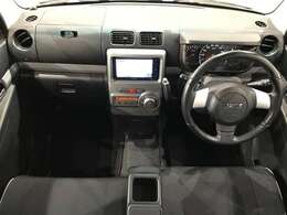 スタイリッシュなデザインのインパネ。各操作スイッチは使いやすい位置に配置されてます。