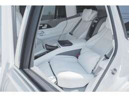 ファーストクラスPKG(左右独立シート・専用シャンパングラス格納ボックス・格納式テーブル)・シートヒーター・シートベンチレーション・アームレストヒーター