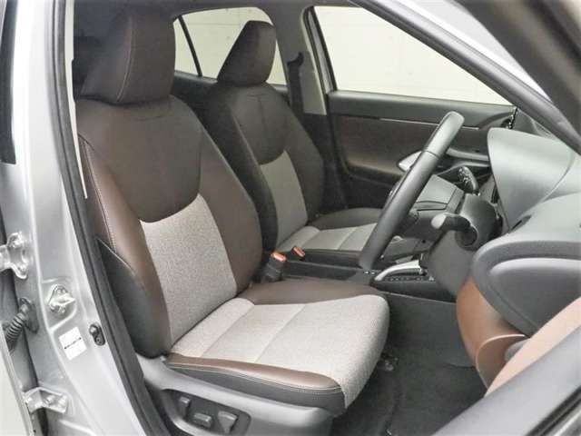 厚みのあるユッタリとしたシート、運転席も助手席もリラックスして座れます。