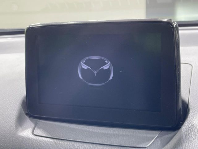 【マツダコネクトナビ】車内の雰囲気にマッチした一体型タイプのナビ。各種車輌設定やBluetooth再生等、様々な機能が楽しめます。直感的なダイヤル操作が可能で、使い勝手も良好です。