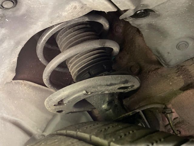 お車を安心してお乗りいただく為には、足回りの定期点検が欠かせません。サービスサポート（有償保証）では無料点検もご提供しており、安心のカーライフをお過ごしいただけるサポート体制が整っています。