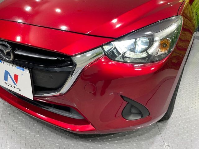 【LEDヘッドライト】悪天候や夜間走行時も良好な視界を確保し安心して運転できる高輝度LEDヘッドライトを装備！点灯速度が早く、消費電力も抑えられています。