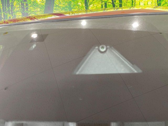 【スマートシティブレーキサポート】低速走行中に前方の車両等を認識し、衝突しそうな時は警報とブレーキで衝突回避と被害軽減をアシスト。より安全にドライブをお楽しみいただけます。