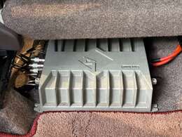 ロックフォード4CHビンテージパワーアンプを助手席シート下にセットしました。