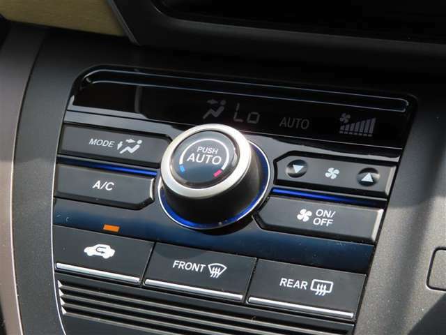 オートエアコンは温度を設定するだけで、自動で風量などを設定してくれます。運転しながら操作も必要ないので、安全性も向上します。