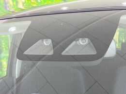 【スマートアシスト】走行中に前方の車両等を認識し、衝突しそうな時は警報とブレーキで衝突回避と被害軽減をアシスト。より安全にドライブをお楽しみいただけます。