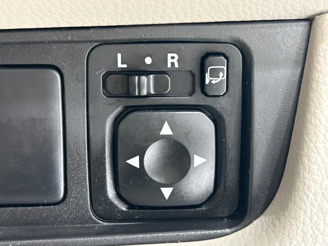 【電動格納ミラー】サイドミラーは電動格納式となっており、狭い駐車場でもキズがつくリスクを抑えられます。