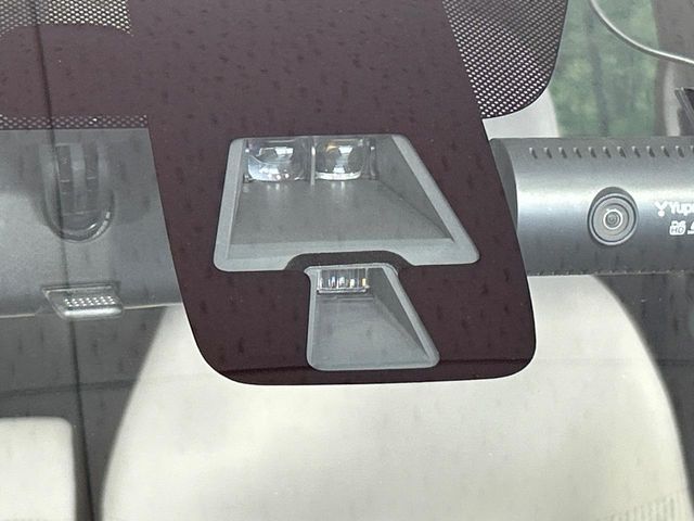 【エマージェンシーブレーキ】走行中に前方の車両等を認識し、衝突しそうな時は警報とブレーキで衝突回避と被害軽減をアシスト。より安全にドライブをお楽しみいただけます。