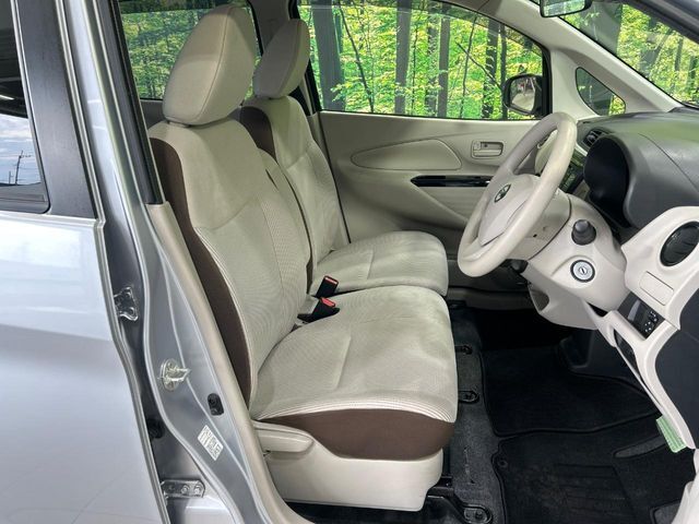 運転席シート廻りは使用感も少なく、良好な状態となっています。丁寧に使われていたことがよくわかりますね。