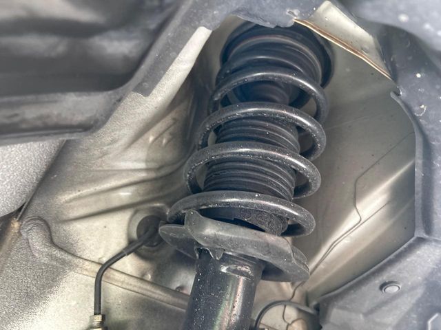 お車を安心してお乗りいただく為には、足回りの定期点検が欠かせません。サービスサポート（有償保証）では無料点検もご提供しており、安心のカーライフをお過ごしいただけるサポート体制が整っています。