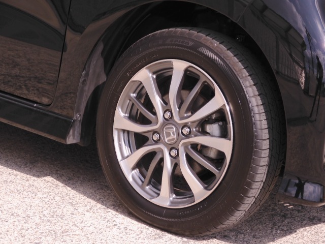 ◆アルミホイール装着車です！これで足元まわりもおしゃれにきまります！