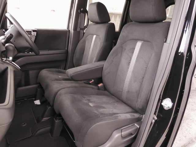 ◆運転席と助手席は足元が繋がっているので自由に行き来しやすいので駐車場が狭いときでも助手席側からスムーズに乗り降りできて便利！