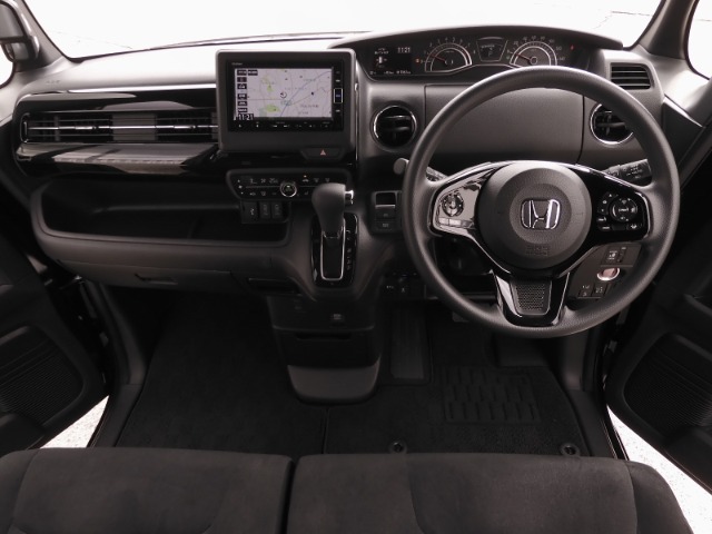 ◆視界広々で非常に運転しやすくロングドライブでも疲れを感じさせないすっきりとまとまったインパネ周りです。