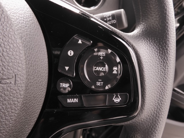 ◆アダプティブクルーズコントロール◆予め設定した車速内でクルマが自動的に加減速。前走車との適切な車間距離を維持しながら追従走行します。【LKAS】車線維持支援システムでステアリング操作を支援。