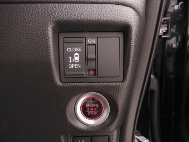 ◆片側電動スライドドア◆狭い駐車場でも乗り降りが楽々♪お子様が隣の車にドアを当ててしまう心配もございません！小さなお子様連れの方もこれで安心。