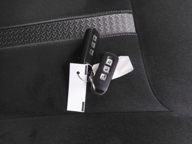 ◆スマートキー◆カギをバッグやポケットに入れたままでもドアロックの開閉ができる『スマートキー』付き！雨天や暗くなってもカギを取り出す必要がなくドアの開錠＆エンジンも始動できます