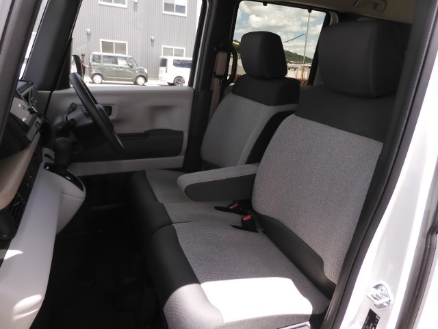 運転席と助手席は足元が繋がっているので自由に行き来しやすいので駐車場が狭いときでも助手席側からスムーズに乗り降りできて便利！