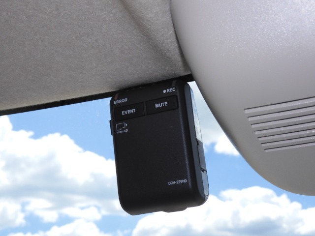 ◆ドライブレコーダー◆映像・音声などを記録する自動車用の装置です。　もしもの事故の際の記録はもちろん、旅行の際の思い出としてドライブの映像を楽しむことができます。