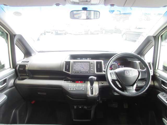 【250台以上の展示台数】各メーカーを同じ敷地内で見比べ・同車種を見比べなどなど、同じ敷地内で見比べながら車を選んでみませんか？当店なら可能です！ぜひ見て比べて納得の一台を探します！！