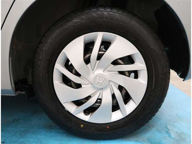 【タイヤ・ホイール】タイヤサイズ175/70R14の純正ホイールです。タイヤ溝は約7mmになります。