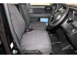 自然な姿勢を保ち体への負担をやわらげる運転席シート（痛めやすい腰へのサポート強化）