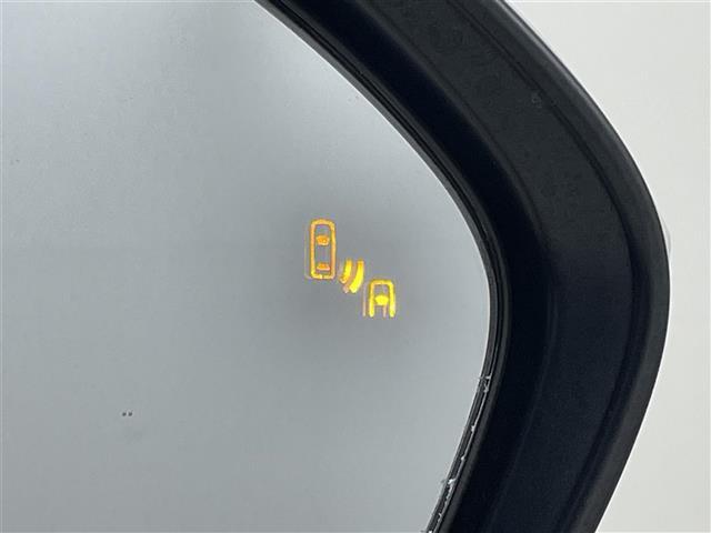 【BSM（ブラインドスポットモニター）】隣車線上の側方および後方から接近する車両を検知すると、検知した側のドアミラーが点灯。その状態でウインカーを出すと、インジケーターの点滅と警報音で警告します。