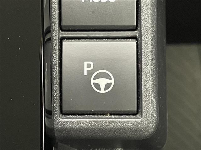 【アドバンストパーク】駐車するスペースの横に停車後、スイッチを押すだけで、システムがステアリング・シフト・アクセル・ブレーキを操作し、駐車を完了させます！機能には限界があるためご注意ください。