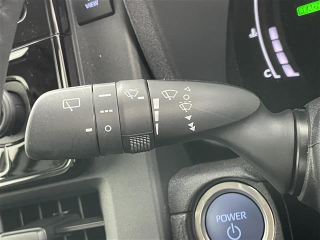 【ワイパーレバー】車のフロントガラスやリアガラスの雨滴や汚れを拭き取るワイパーを操作する機能です。レバーの操作によってワイパーの動作モード（停止、間欠、低速、高速）やウォッシャー液の噴射を制御します。