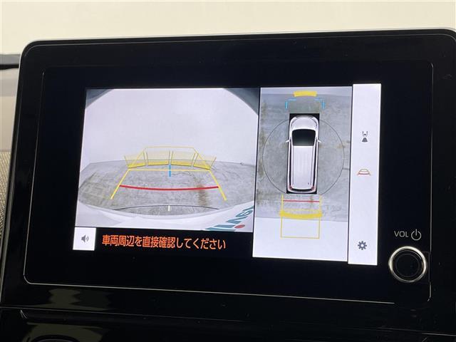 【全方位モニター】まるでクルマを真上から見下ろしたかのような視点で駐車をサポートします！クルマの斜め後ろや真横など、前後左右の4つのカメラの映像が合成されて、モニターに映し出されます。