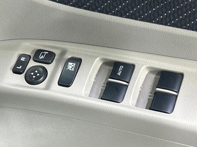 【電動格納ミラー】サイドミラーは電動格納式となっており、狭い駐車場でもキズがつくリスクを抑えられます。