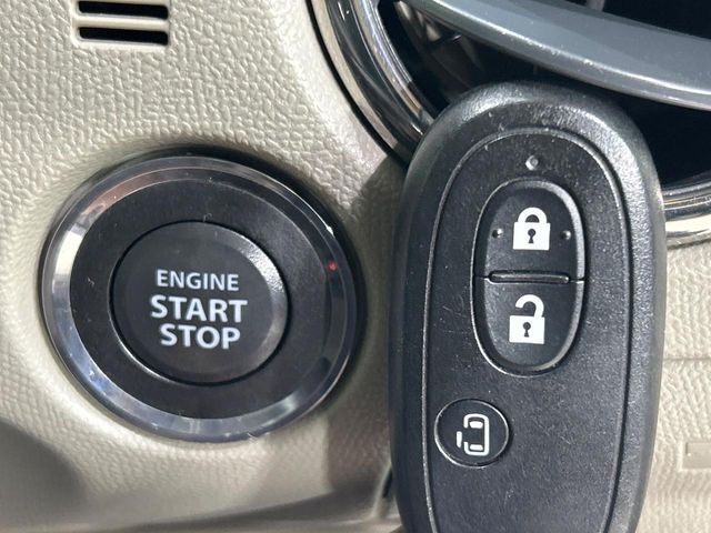 【キーレス】少し離れた場所からでもボタン一つでドアの開錠・施錠ができるのでとっても便利！ドアの鍵穴周りに傷をつけることもありません♪